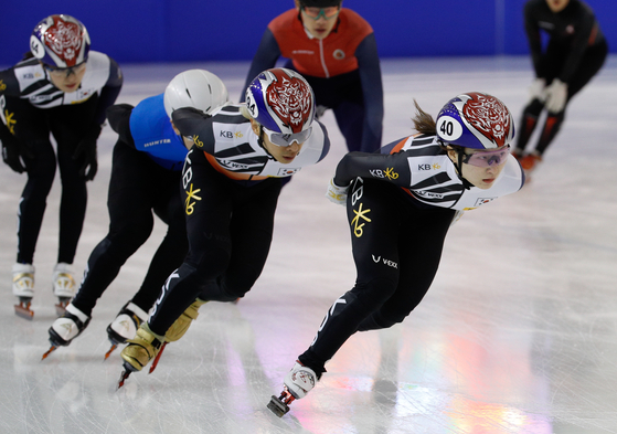Choi Min-jeong, far right, practices with the Korean national team on Wednesday at Jincheon National Training Center in Jincheon, North Chungcheong ahead of the 2022 Beijing Olympics. [NEWS1]