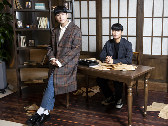 Ryeowook, left, and Baek Hyeong-hun play the two main characters Se-hun and Hae-jin in the musical "Fan Letter" which runs through Mar. 20 in COEX Artium in Gangnam District, southern Seoul. [JOONGANG SUNDAY]