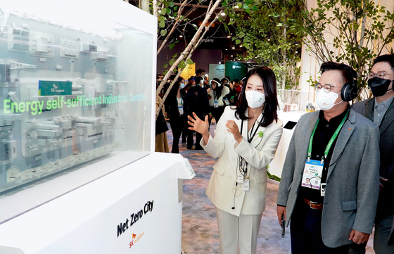 SK ecoplant CEO Park Kyung-il inspects a diorama of the circular economy at CES 2022 in Las Vegas. [SK ECOPLANT]