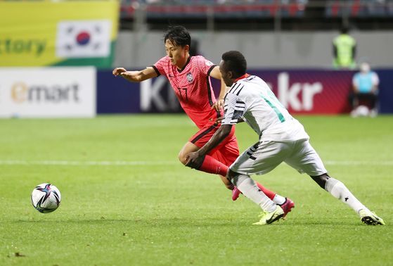 Lee Seung-woo plays the ball against Ghana at a pre-Olympic friendly at Jeju World Cup Stadium in Seogwipo, Jeju on June.15, 2021. [NEWS1]