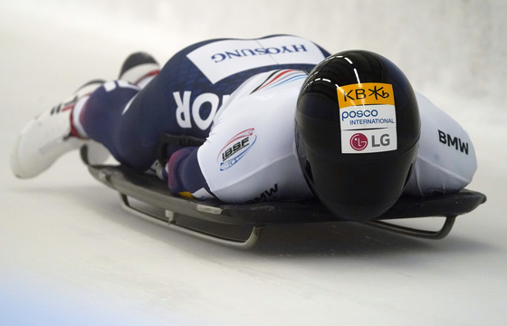 Jung Seung-gi speeds down the track during a men's skeleton World Cup race in Sigulda, Latvia on Dec. 31 [AP/YONHAP]