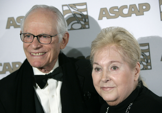 Marilyn Bergman, right, and husband Alan arrive at the ASCAP Film and Television music awards in Beverly Hills, Calif. in 2008. Oscar-winning lyricist Marilyn Bergman died Saturday, at age 93. [AP/YONHAP]