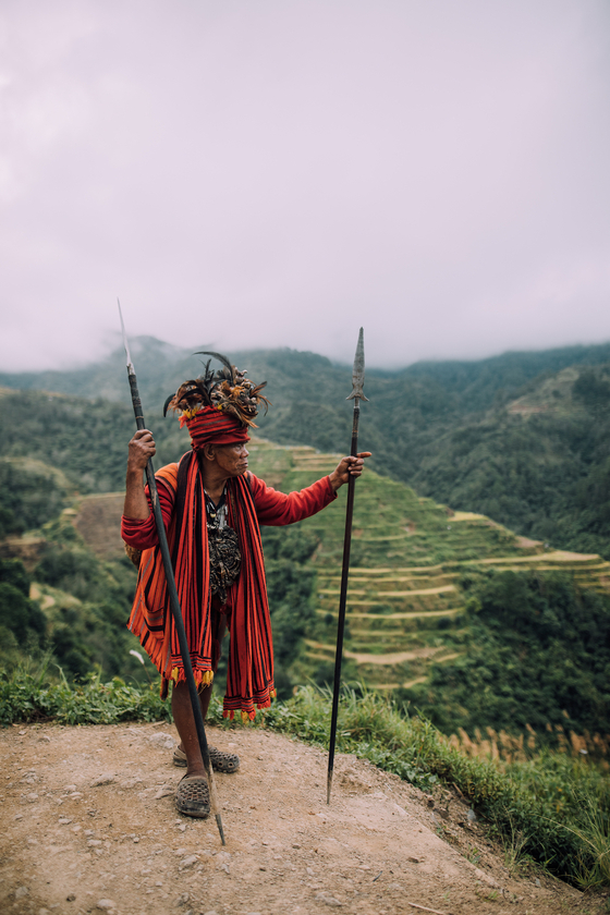 A member of an indigenous community in Banaue Rice Terraces in Cordilleras Ifugao Province of the Philippines. [PHILIPPINE DEPARTMENT OF TOURISM IN KOREA]