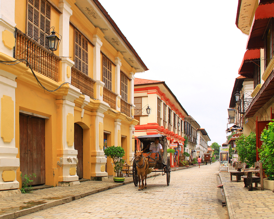 Vigan Historic Village, where Calesa horse-drawn carriages can be heard passing by on the Spanish-style stone roads, is also the place where Vigan was built as a trading center during the Spanish colonial period. [PHILIPPINE DEPARTMENT OF TOURISM IN KOREA]