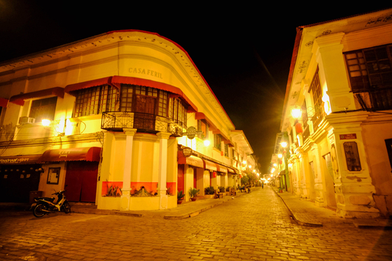 A lamp-lit street in Vigan at nighttime. [PHILIPPINE DEPARTMENT OF TOURISM IN KOREA]
