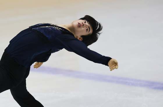 Cha Jun-hwan performs his free skate program in the men's singles competition during the second leg of the Beijing Winter Olympic trials at Uijeongbu Indoor Ice Rink in Uijeongbu, Gyeonggi on Sunday. [YONHAP]