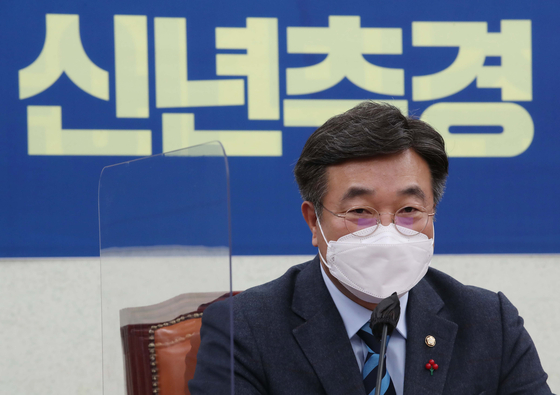 Democratic Party's floor leader Yun Ho-jung sits in front of a banner demanding 2022 supplementary budget in Yeouido on Jan. 5. [YONHAP] 