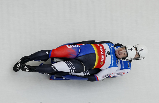 Park Jin-yong, front, and Cho Jung-myung speeds down the course during the men's double-seater luge competition at the Eberspacher Luge World Cup in Sigulda, Latvia on Saturday. The pair finished 13th out of 23 teams on Sunday. [REUTERS/YONHAP]