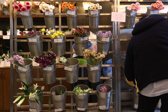 Prices of flowers skyrocketed ahead of graduation season in Korea. Factors like Covid-19 and cold weather are also suspected as reasons for the increased flower prices. [YONHAP]