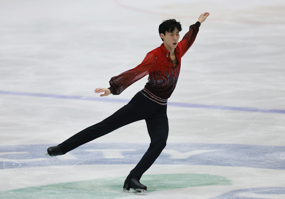 Lee Si-hyeong performs his free skate program in the men's singles during the second leg of the Beijing Winter Olympic trials at Uijeongbu Indoor Ice Rink in Uijeongbu, Gyeonggi on Sunday. [YONHAP]
