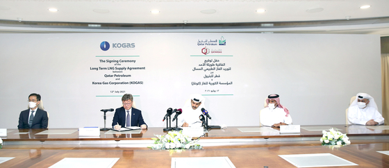 Center left, Kogas CEO Chae Hee-bong signs a long-term contract with Saad Sherida Al-Kaabi, Minister of State for Energy Affairs, President & CEO, Qatar Petroleum, in Qatar on LNG supply in July 2021. [MINISRY OF TRADE, INDUSTRY AND ENERGY]
