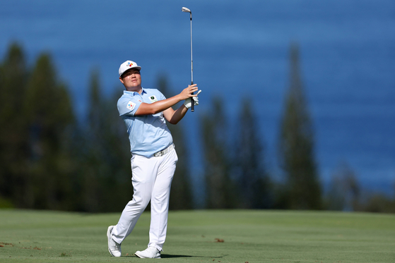 Im Sung-jae plays an approach shot on the fourth hole during the final round of the Sentry Tournament of Champions at the Plantation Course at Kapalua Golf Club on Sunday in Lahaina, Hawaii.  [AFP/YONHAP]
