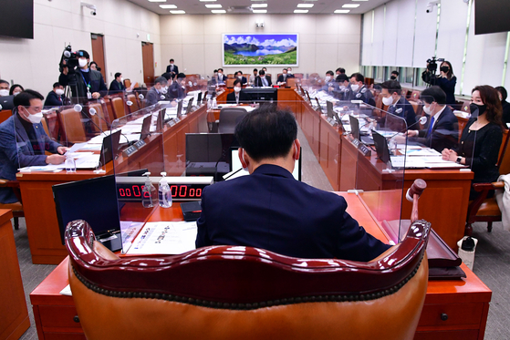 The National Assembly's foreign affairs committee in session on Wednesday in Seoul. [LIM HYUN-DONG]
