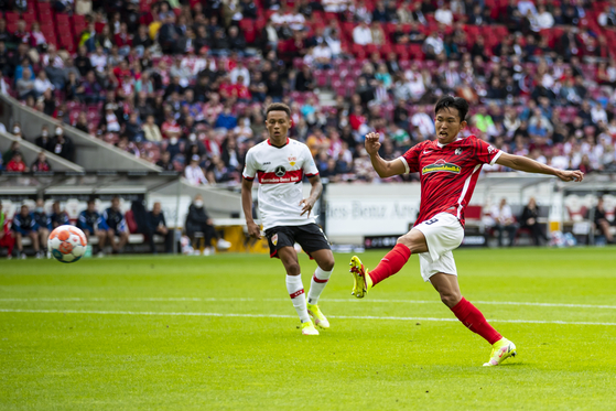 SC Freiburg's Jeong Woo-yeong, right, scores during a Bundesliga match against Stuttgart in Stuttgart, Germany on Aug. 28, 2021. [AP/YONHAP]