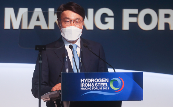 Posco Chairman Choi Jeong-woo speaks at the Hydrogen Iron & Steel Making Forum 2021 held in southern Seoul in on Oct. 6. [YONHAP]