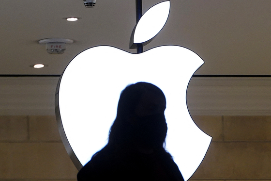 A person is silhouetted against a logo sign of the Apple Store in the Grand Central Terminal in the Manhattan borough of New York City, New York, U.S., Jan. 4. [REUTERS/YONHAP]