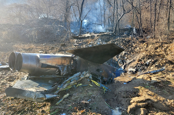 An F-5E fighter jet crashed into a mountain in Hwaseong, Gyeonggi, on Tuesday after taking off from an Air Force base in the nearby city of Suwon around 1:50 p.m., killing the sole pilot. The pilot, a captain, tried to eject but failed. The Air Force said it will form a task force to investigate the exact cause of the incident. South Korea has operated around 200 F-5s since the 1970s, most of which are out of service or will soon be retired. [NEWS1]