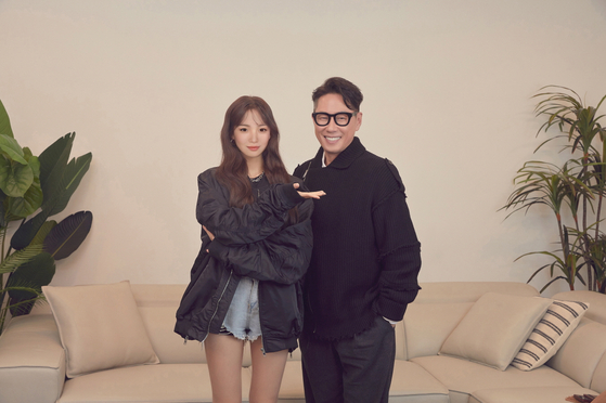 Reah Keem, left, and Yoon Jong-shin, CEO and lead producer at Mystic Story pose for a picture ahead of Reah's debut as a singer at the agency. [ILGAN SPORTS]