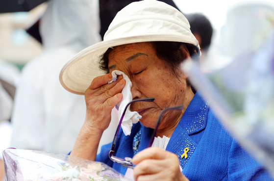 Yang Geum-deok, in her 90s, is one of the few remaining survivors of the Koreans exploited as forced laborers during Japan's annexation of Korea, especially before and during World War II. The file photo shows Yang wiping her tears at a public rally to call for Japan's compensation of the forced labor victims on Aug. 15, 2019, Korea's Independence Day. [NEWS1]