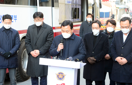 Yoo Byung-kyu, president of Hyundai Development Company, apologizes for the accident near the construction site in Gwangju on Wednesday. [JANG JEONG-PIL]