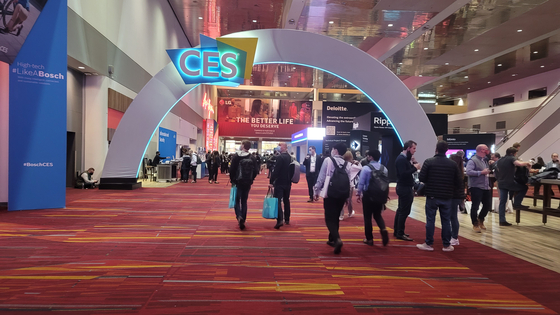 Attendees at CES 2022 browse the site at Las Vegas Convention Center in Las Vegas on Jan. 6. [PARK EUN-JEE] 