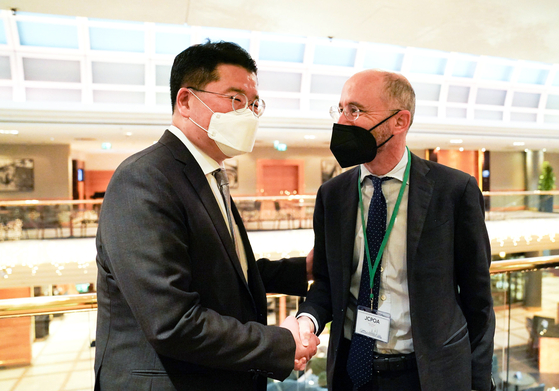 Korean Vice Foreign Minister Choi Jong-kun and U.S. Special Envoy to Iran Robert Malley meets in Vienna, Austria, on Jan. 5. [MINISTRY OF FOREIGN AFFAIRS]