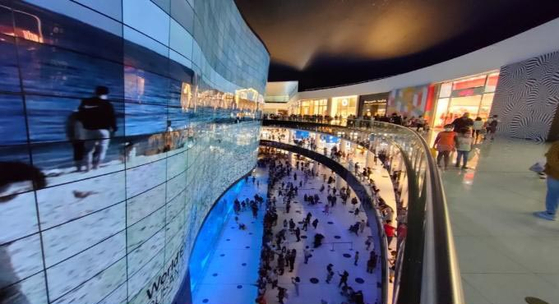 A promotional video on Korea’s bid to host the World Expo 2030 in the port city of Busan plays on the world's largest OLED screen installed at Dubai Mall in the United Arab Emirates (UAE) on Jan. 6. President Moon Jae-in will kick off a three-country, eight-day trip to the Middle East Saturday and is expected to attend an official ceremony for ″Day of Korea″ at the Expo 2020 in Dubai Sunday during a visit to the UAE. [BUSAN METROPOLITAN CITY]