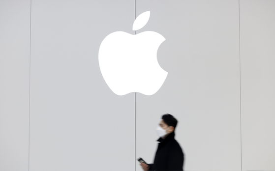 A pedestrian passes the Apple Store in Yeouido, southern Seoul, on Jan. 4. [YONHAP]