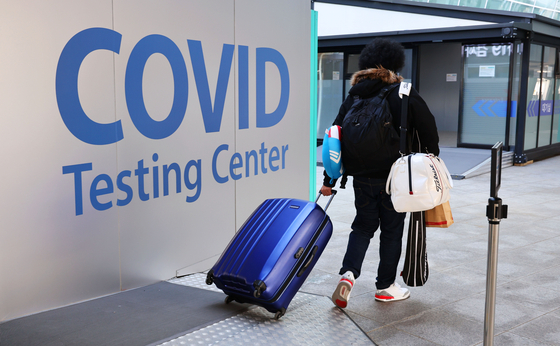 An overseas traveler goes to a Covid-19 testing center at a passenger terminal of Incheon International Airport on Thursday. [YONHAP]
