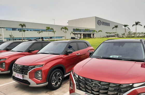 Hyundai Motor Cretas are parked in front of a plant in Cikarang, Bekasi Regency, Indonesia on Thursday, the Korean automaker's first in the Asean region. The Creta compact SUV is one of the automakers’ top sellers in India, Russia and Brazil. Hyundai Motor plans to manufacture other models including its Ioniq EV at the plant. [YONHAP]