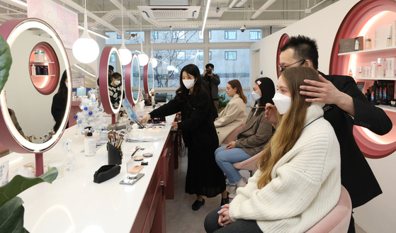A foreigner gets a makeup consultation at Beauty Play, a center promoting Korean cosmetics, in Jung District, Seoul on Thursday. On Thursday, the Korea Grand Sale, a shopping discount event for foreigners kicked off and it runs through Feb. 28. [YONHAP]