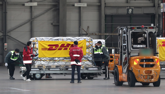 Workers unload boxes of Pfizer's oral medication for Covid-19, Paxlovid upon their arrival on Thursday at Incheon International Airport. They will start going to patients on Friday. [NEWS1]