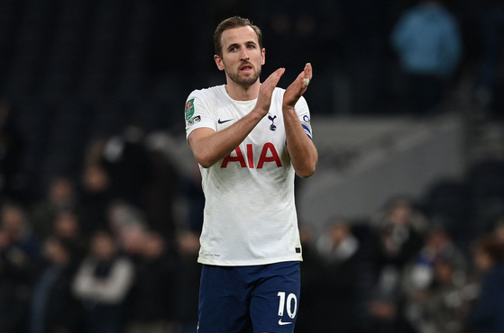 Tottenham Hotspur's Harry Kane reacts after the second leg of a Carabao Cup semifinal match against Chelsea at the Tottenham Hotspur Stadium in London on Wednesday. [AFP/YONHAP]