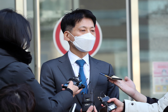 Yoon Joo-tak, Shim Suk-hee's lawyer, speaks to reporters outside the Seoul Eastern District Court building in Songpa, southern Seoul on Wednesday after attending a hearing on Shim's application for a court injunction against a two-month ban on the skater handed down by the Korea Skating Union. [YONHAP]