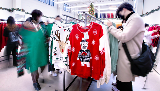 Customers browse in the sweater section at second-hand clothing store Million Archive in eastern Seoul on Dec. 21. [LIM HYUN-DONG]