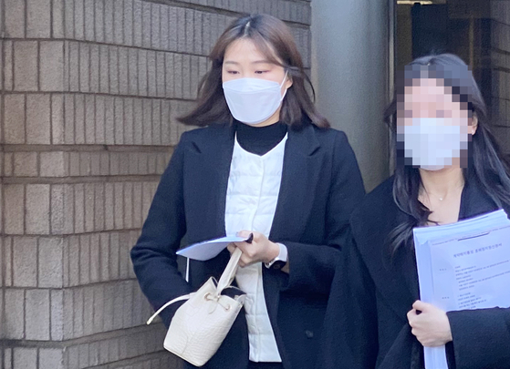 Cho Song-hwa leaves the Seoul Central District Court in Seocho-gu, southern Seoul on Saturday. [YONHAP]