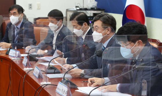 Members of the National Assembly discuss the supplementary budget proposed by the government at the National Assembly in Yeouido, southern Seoul, Jan. 5. [YONHAP]
