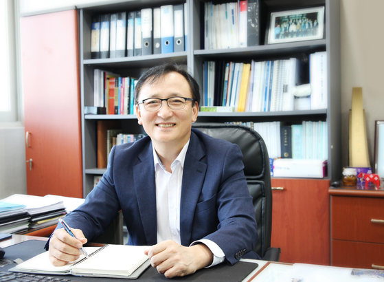 Lee Hyo-keun, CEO of SD Biosensor, Korea's largest test kit maker. [SD BIOSENSOR] 