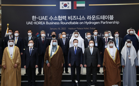 President Moon Jae-in, center in the front row, poses for a photo at the UAE-Korea business roundtable on hydrogen partnership at a hotel in Dubai on Sunday. Moon, who is in Dubai for a three-day visit as part of his weeklong trip to the Middle East, participated in the business forum attended by Suhail bin Mohammed Al Mazrouei, UAE's minister of energy and infrastructure, and other senior UAE officials. [YONHAP]