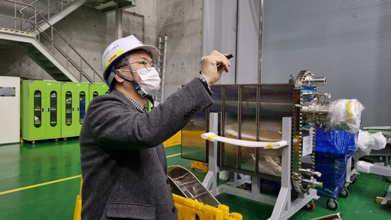 Yoon Si-woo, the deputy director general of the Kstar Research Center at the Korea Institute of Fusion Energy (KFE), explains the details of Kstar's design during the press tour last Monday. Yoon is standing next to the equipment that will be used during the renovation of the Kstar that begins in March. [YOON SO-YEON]