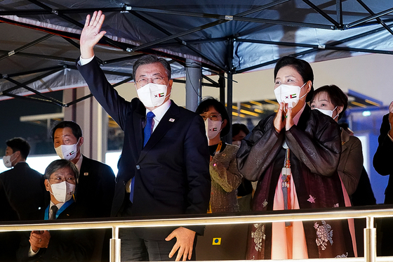 President Moon Jae-in and the First Lady Kim Jung-sook wave to the audiences at the K-pop concert. [NEWS1] 