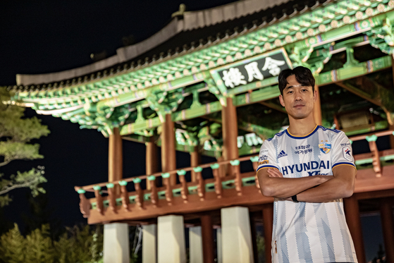 Park Chu-young poses for a picture wearing the Ulsan Hyundai uniform after Ulsan Hyundai announced on Sunday that Park will be joining the club. [YONHAP]