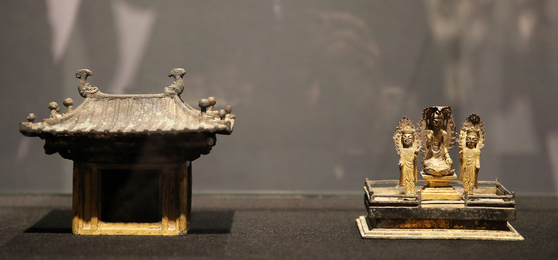 The Portable Shrine of Gilt-bronze Buddha Triad, a state-designated National Treasure that is believed to date to the 11th to 12th century, was revealed to local press for a limited time on Monday, prior to it going up at auction on Jan. 27. [NEWS1]