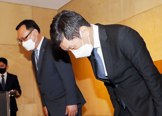 HDC Holdings Chairman Chung Mong-gyu bows in apology during the press conference held on Monday, after a fatal accident left six workers dead or missing at an HDC construction site in Gwangju. [NEWS1]