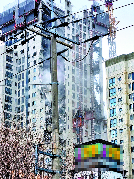  The façade of a 39-story apartment building under construction in Gwangju collapsed on January 1. [YONHAP]