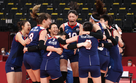 Kim Yeon-koung, ao centro, comemora com a equipe depois de derrotar o Japão na piscina A da rodada preliminar feminina de vôlei nos Jogos Olímpicos de Verão de 2020, em 31 de julho de 2021, na Ariake Arena, em Tóquio.  Com a vitória, a Coreia conquistou sua vaga nas quartas de final. [JOINT PRESS CORPS]