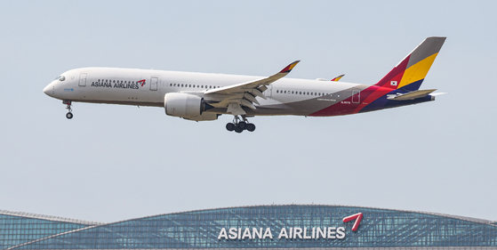 An Asiana Airlines flight lands at Incheon International Airport [YONHAP] 