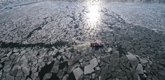 A lifesaving service patrol boat on the Han River in Seoul breaks ice on Tuesday to make way across the frozen surface amid the recent severe cold snap. [YONHAP]