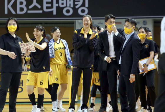 Park Ji-su, center, watches the KB Stars' match against Bucheon Hana OneQ from the bench on Friday at Cheongju Sports Complex in North Chungcheong. Park missed out on the match due to an ankle injury. [YONHAP]