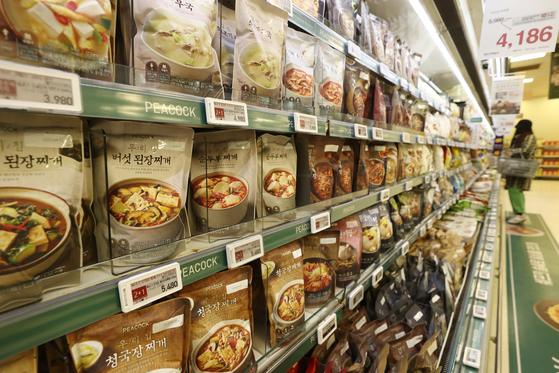 Ready-to-eat meals are displayed at a discount mart in Seoul. The domestic precooked meal market expanded 145.3 percent over the last four years to 2.01 trillion won, according to a report by the Ministry of Agriculture, Food and Rural Affairs and Korea Agro-Fisheries & Food Trade Corporation published on Monday. [YONHAP]